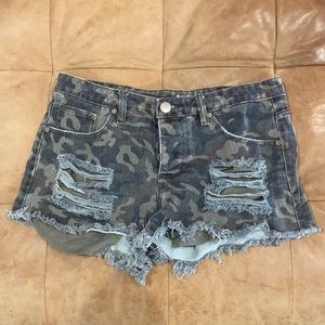 COTTON ON Frayed Mid Rise Denim Shorts Camo Style Distressed Ripped US 6 EU 38